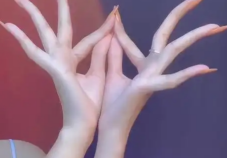 女子自学手指舞诠释翩若惊鸿：艺术与坚持的完美结合
