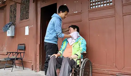 95后小伙儿独自照顾病父24年：孝心感动全网，平凡中的伟大