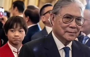年近80的霍震霆每天坚持打网球，活力满满令人羡慕