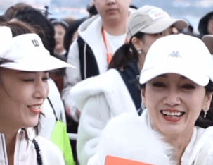 赵雅芝黄圣依携手跑马，展现运动魅力与友谊