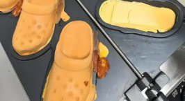 天津街头出现洞洞鞋鸡蛋仔