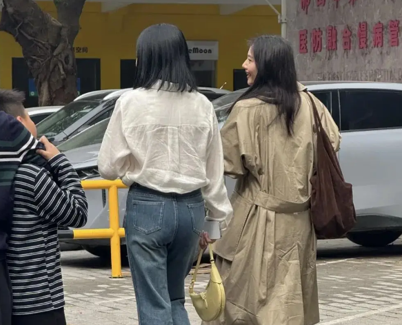 45岁高圆圆佛山街头被拍，风采依旧引热议