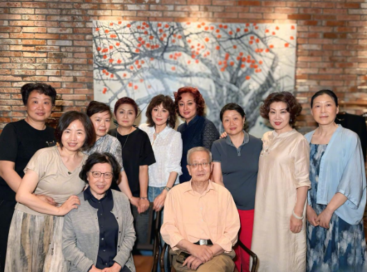 刘嘉玲重返苏州 同学会共叙往日情谊