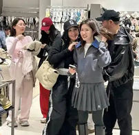 55岁钟丽缇携三千金畅游杭州，母女同框美如画！