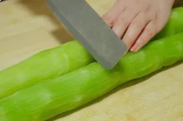 翡翠脆响：凉拌莴笋丝的清新美学