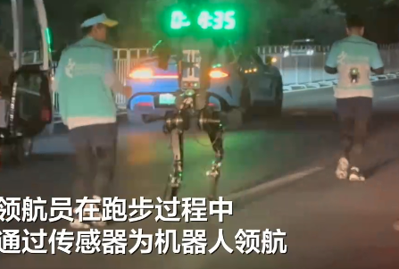 天工机器人马拉松测试中顺利冲线