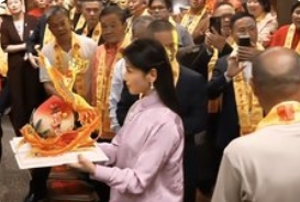 刘涛为妈祖献寿桃：跨越时空的信仰与温情