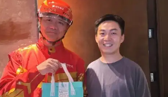 刘强东送外卖引热议，网友猜测或为新业务试水