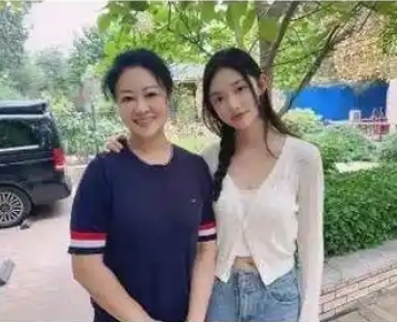 明星月嫂发林允合照引“生子”猜测：一场无端的舆论风波