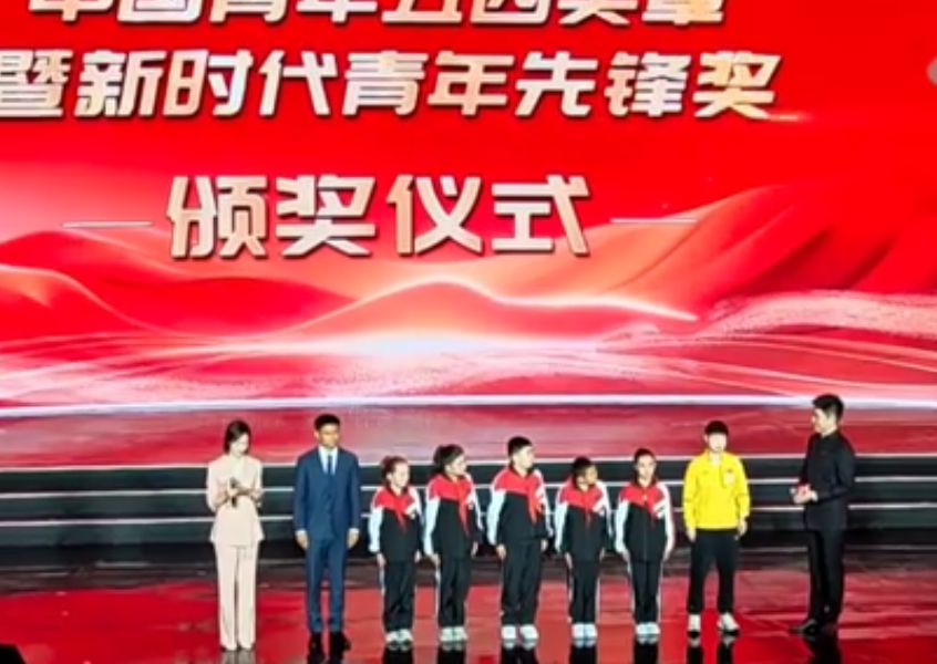 孙颖莎跨界亮相颁奖礼：分享“热爱与专注”