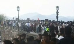 西湖游客调侃“断桥要压断了”，假期旅游热潮持续升温
