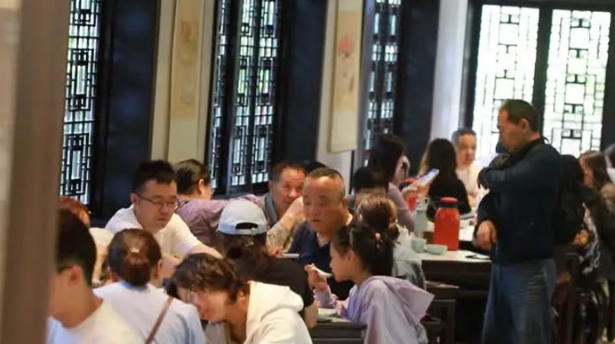 五一假期：游客排队“打卡”扬州早茶！
