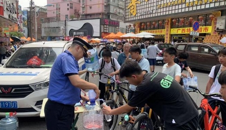 广西柳州城管在打卡点“出摊”设便民服务点