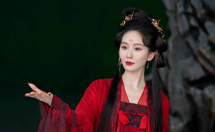 刘诗诗穿红衣古装气场全开，再现古典美人风华