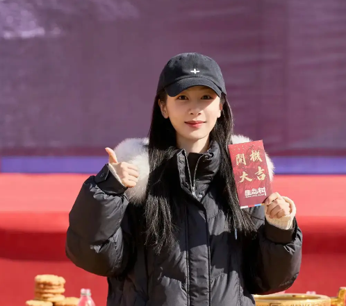 杨紫羽绒服现身新剧开机，单手比耶尽显灵动活泼