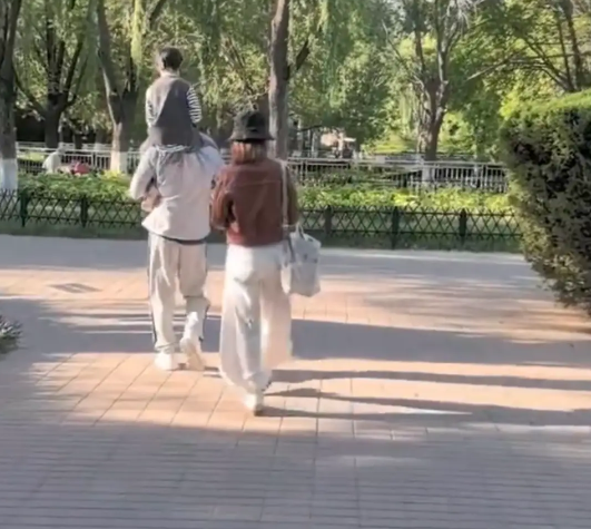 袁弘张歆艺带娃逛公园：扛娃秀臂力