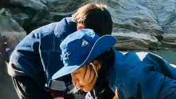 白百何首度公开二儿子近照，母子温馨互动引热议