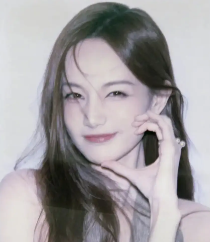 李一桐撕拉片复古风潮来袭：穿越时空的视觉盛宴