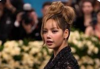 Lisa首次亮相MetGala红毯：暗黑蕾丝诠释“时间褶皱”