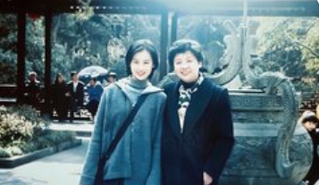 黄圣依与母亲相处模式引窒息感争议：控制型母爱背后的情感困境
