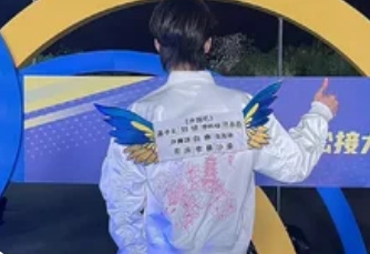《奔跑吧》工牌头像暗藏玄机：从“灵魂画像”到职场闯关的仪式感