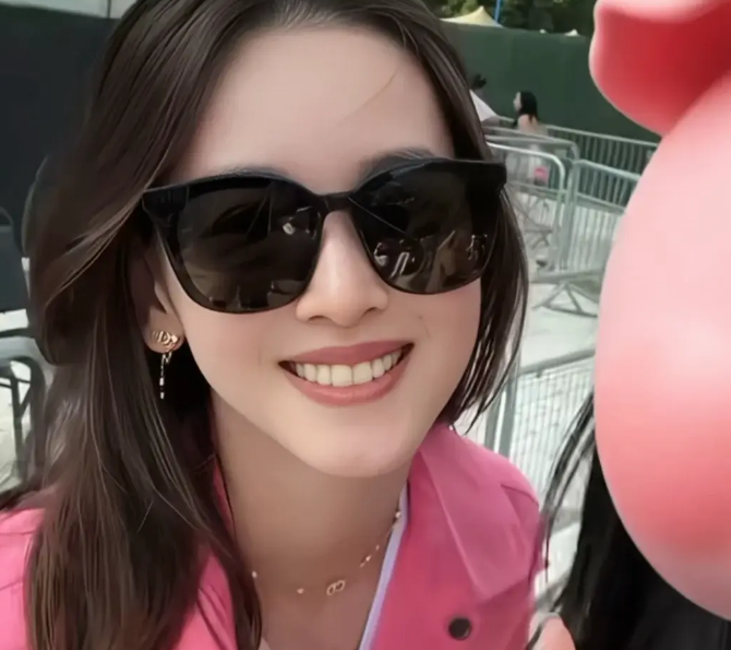 31岁章泽天带女儿看音乐节，时尚穿搭引关注