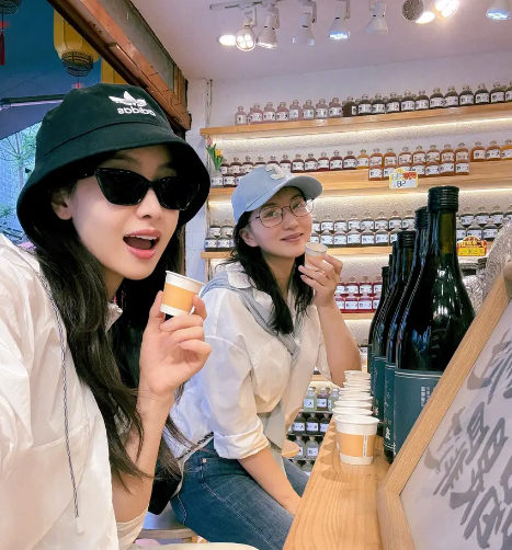 宋茜陈好结伴外出旅行，轻松氛围尽显姐妹情深