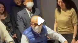 96岁李嘉诚坐轮椅现身五月天演唱会，尽显生活热情