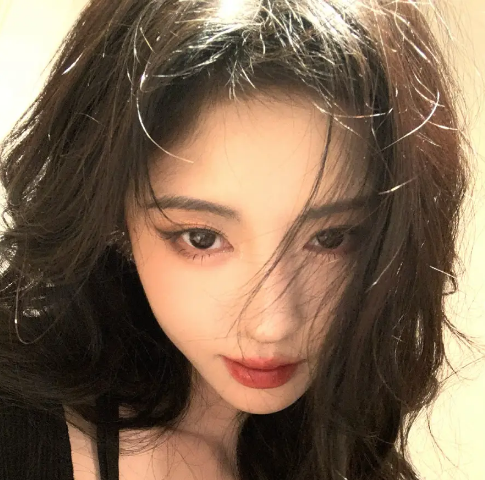 杨超越橙色系妆容甜美温柔，时尚造型引领新潮流