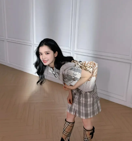张婧仪格子连衣裙青春洋溢，活力少女形象深入人心