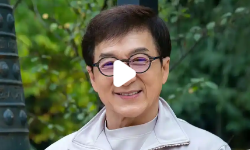七旬影坛传奇成龙与友人温馨聚餐，尽显豁达人生姿态