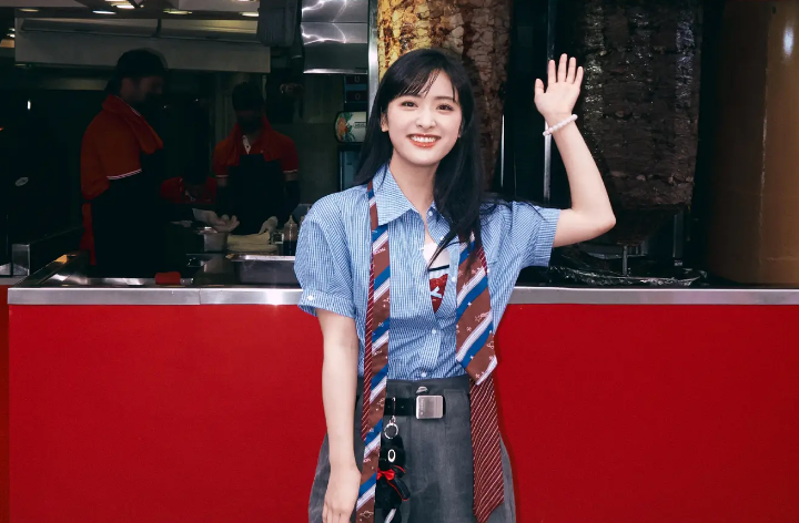 沈月学院风套装造型青春活力，宛如校园女神