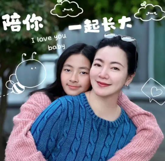 阿雅11岁女儿正面照释出，萌态十足引关注