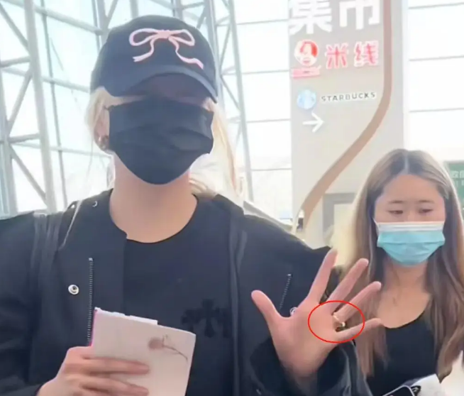 鹿晗求婚传闻再起，关晓彤无名指戒指引猜测