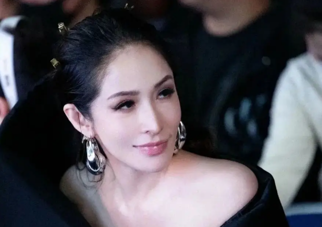 46岁萧亚轩牛仔套装造型：少女感十足，岁月从不败美人