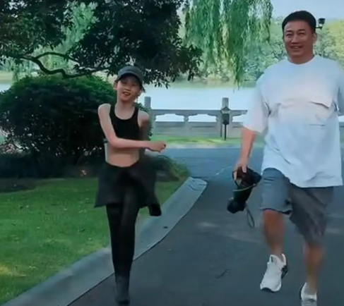 黄磊孙莉西湖出游，一家四口温馨画面引网友羡慕
