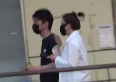 赵又廷高圆圆挽手逛超市