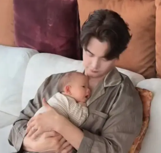 张檬产后首度晒出儿子正面照