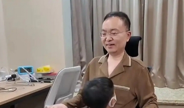 蔡磊用眼控仪和儿子交流围棋，爱与希望在科技中延续