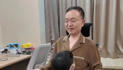蔡磊用眼控仪与儿子围棋交流