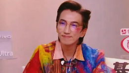 林志炫穿得像金刚鹦鹉，时尚造型引热议