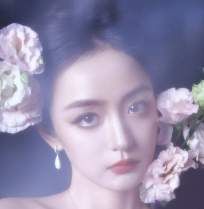 何泓姗戛纳红毯惊艳亮相，簪花造型甜美灵动