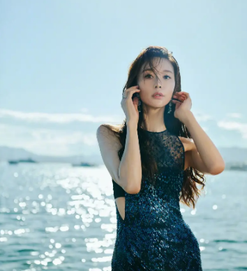 林志玲蓝色亮片裙似神秘美人鱼，海边礁石上曼妙身姿引关注