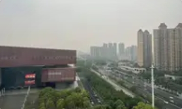 武汉暴雨突袭电闪雷鸣，道路积水致交通受阻