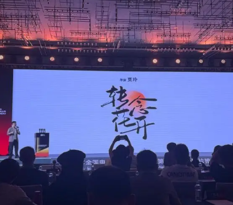 43岁贾玲新消息不断，喜剧女王再掀欢乐浪潮