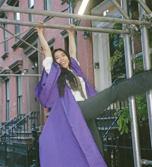 陈冲晒小女儿毕业照：活泼可爱笑容似母，幸福家庭再添温馨