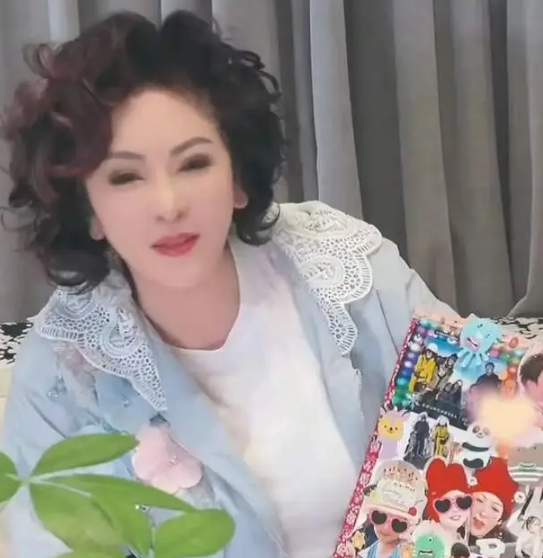 向太晒孙女礼物，4岁向芷眉眼像妈妈
