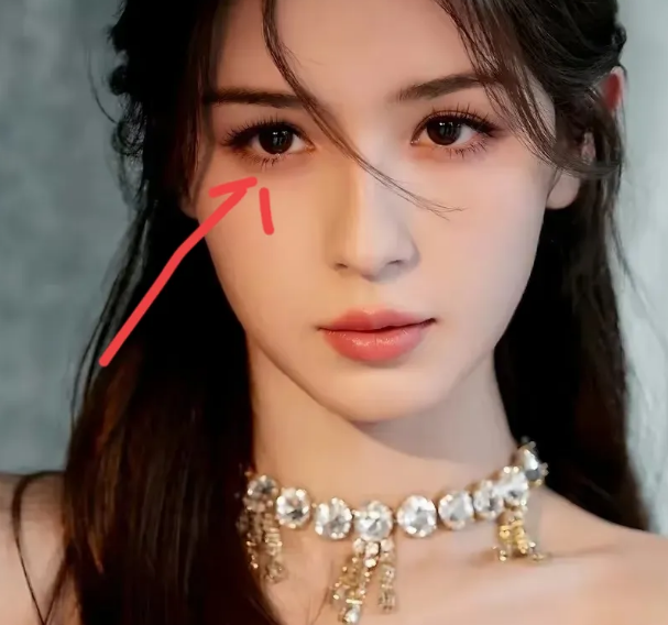 哈妮克孜：从“不够好看被换角”到绽放独特光芒