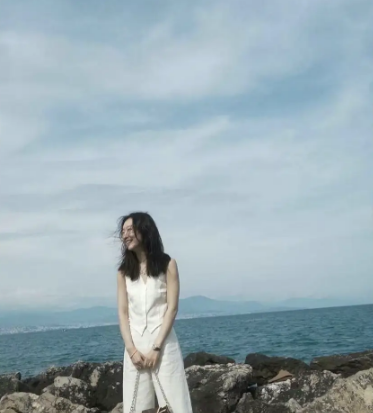 周冬雨在海边漫步肆意洒脱 沐浴阳光状态松弛