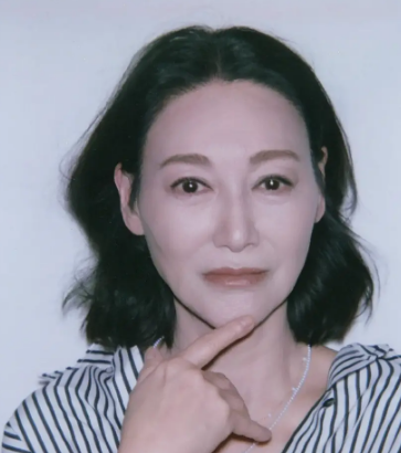 惠英红条纹衬衣造型出圈，尽显青春活力